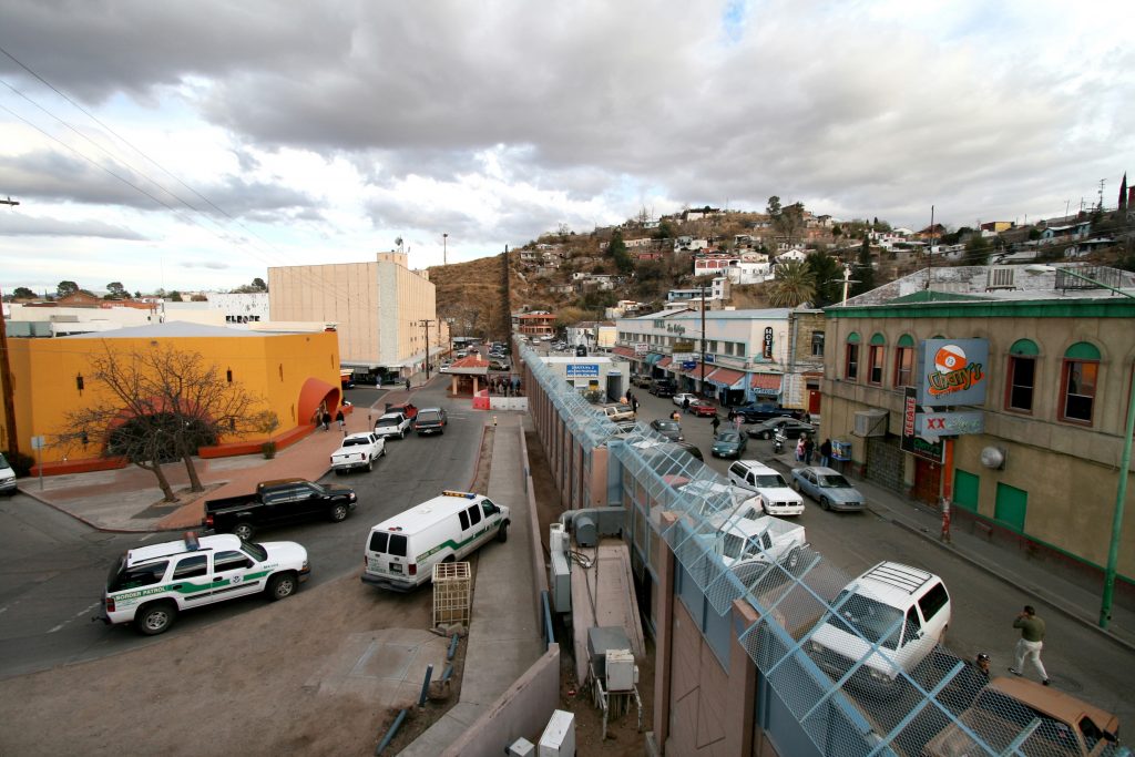 Restricciones por COVID afectan economía de frontera de EEUU