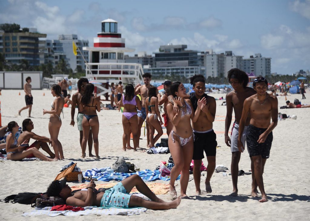 Miami Beach decreta el toque de queda y el estado de emergencia ante la multitud incontrolable de turistas
