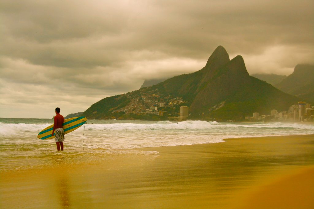 Río de Janeiro impone cierres y toque de queda por coronavirus