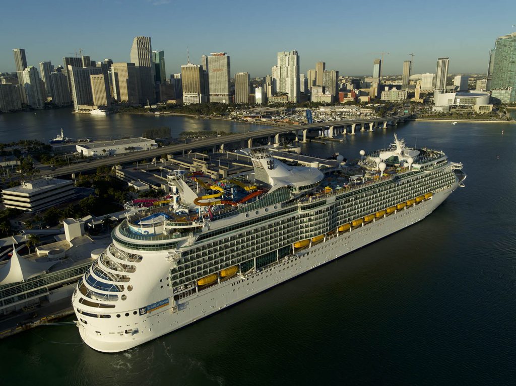 Royal Caribbean albergará a 600 socorristas en un crucero cerca del sitio del derrumbe en Miami