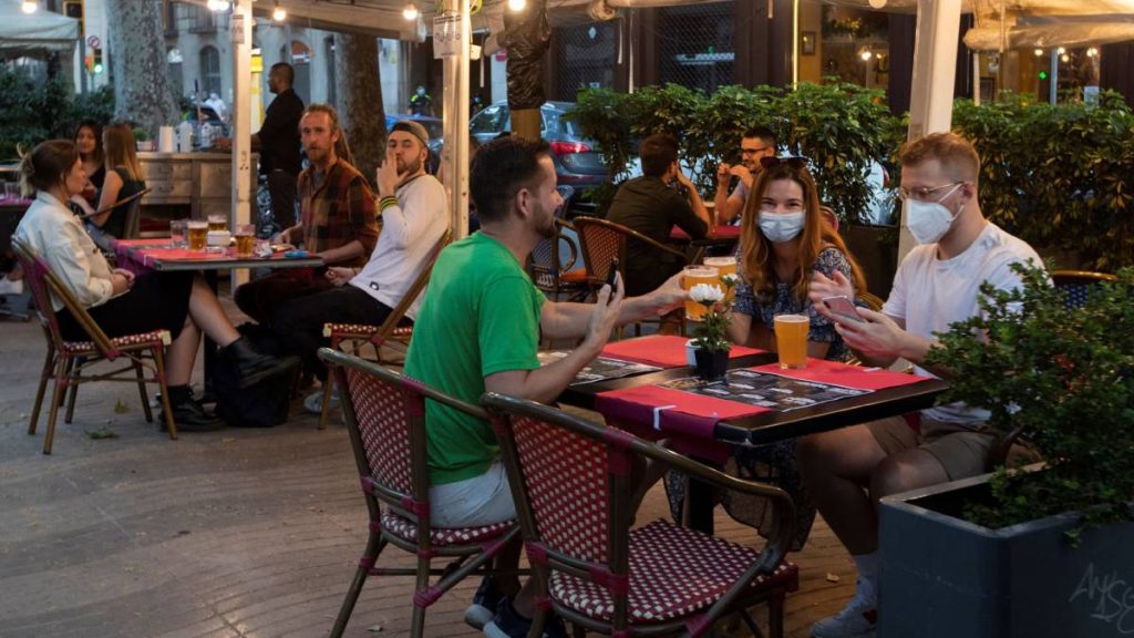 España: en Pleno agosto, los bares sin camareros