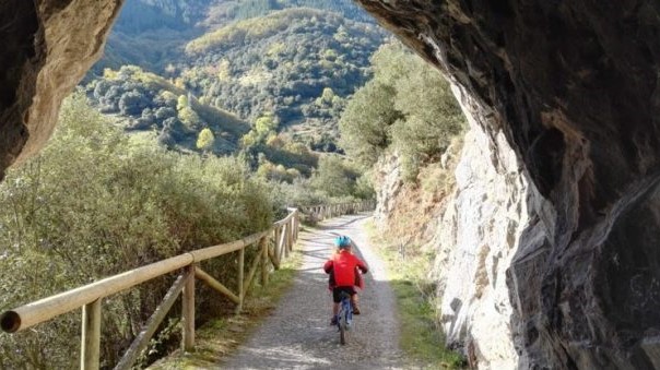 La Fundación Ferrocarriles Españoles y Turismo Vivencial promueven las Vías Verdes