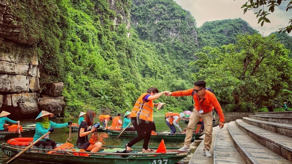 Ministerios vietnamitas reabren el turismo