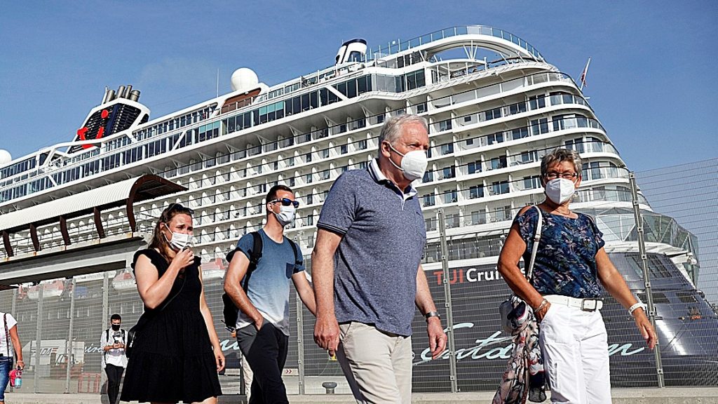 Colau pide a la Generalitat y al Gobierno limitar los cruceros en Barcelona