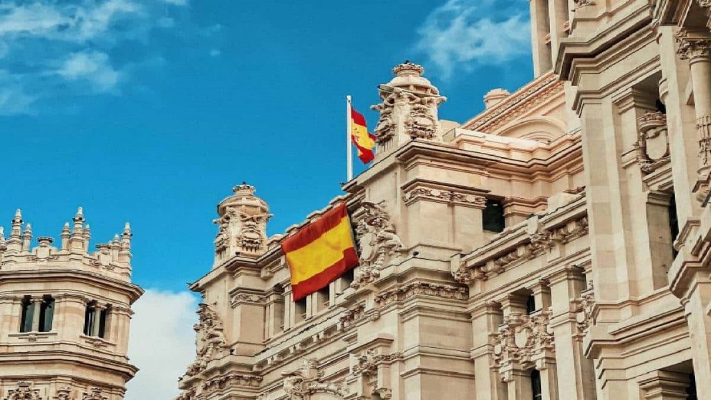 España aprueba el plan laboral que beneficia a los extranjeros sin papeles