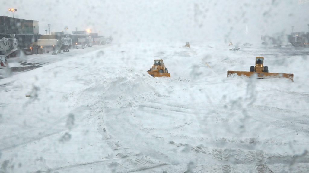 Caos en los aeropuertos por inclemencias climáticas en Estados Unidos