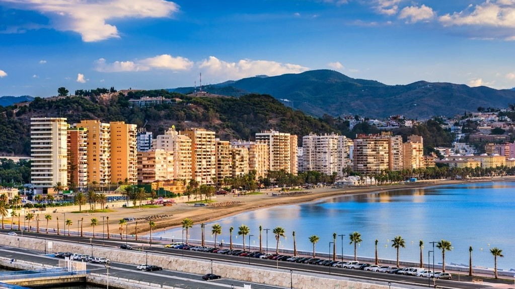 Málaga ofrece sus atractivos turísticos en Europa y el Golfo Pérsico