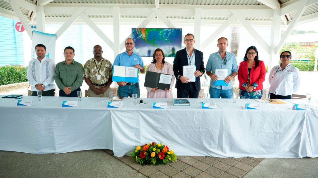 Firman convenios entre el Instituto Hondureño de Turismo y Roatán