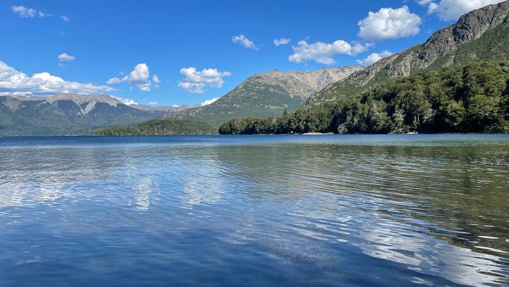 Los Rápidos, el camping de playas de arena de Bariloche conocido por su entorno natural paradisíaco, ideal para disfrutar en familia