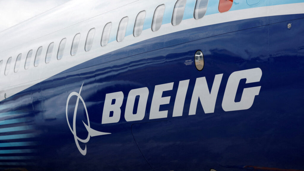 Boeing acentúa su mal momento con naves dañadas, salida de CEO y marcas