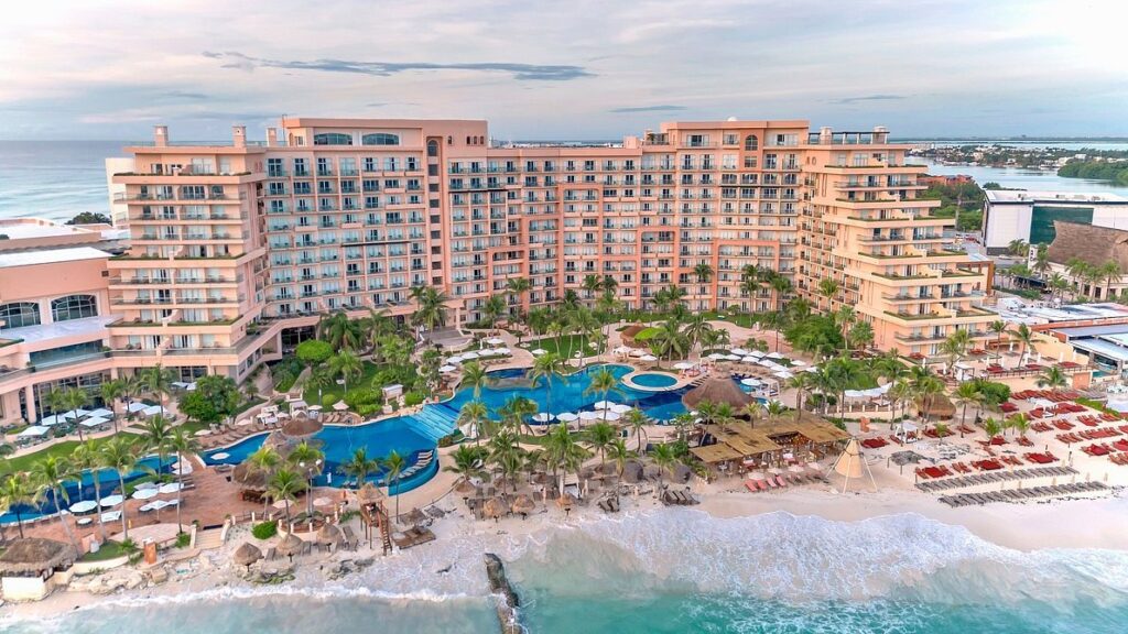 Hoteles de Cancún expresaron su descontento ante los daños que causa Airbnb en el turismo