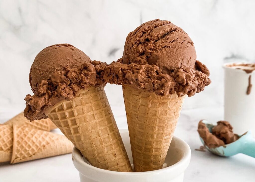 Deleite global: el helado de chocolate se festeja hoy en todo el mundo