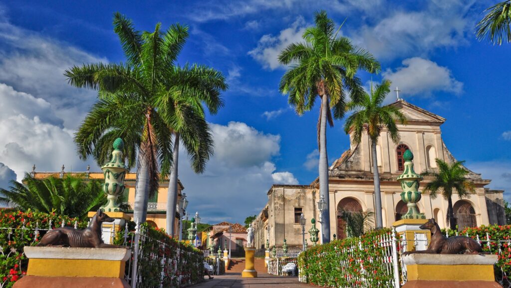 Cuba vuelve a aceptar divisas en efectivo para revitalizar el turismo y el comercio