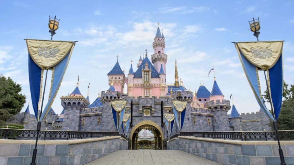Crece la tensión en Disneyland: trabajadores votan a favor de convocar una huelga