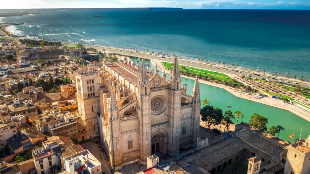 La ocupación récord en la costa española mantiene desiertas a las zonas menos populares