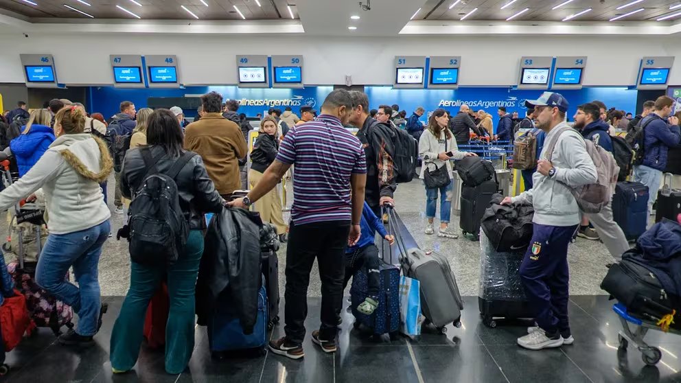 Aerolíneas Argentinas demandará a gremios por pérdidas millonarias