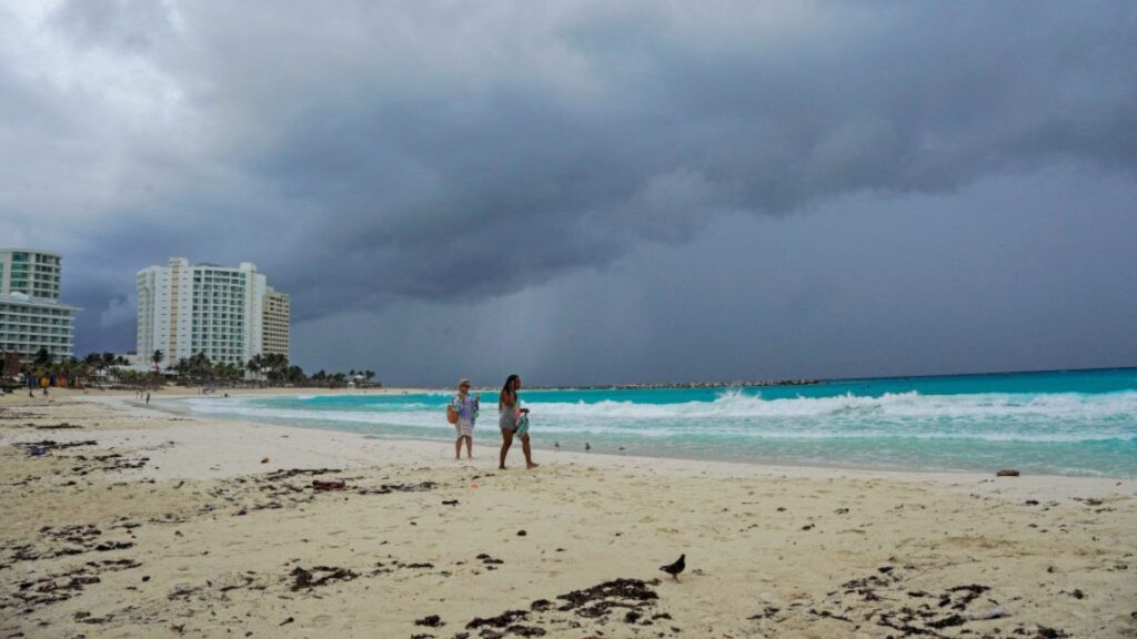 Hoteleros de Cancún extreman medidas ante la inminente llegada de la tormenta “Helene”