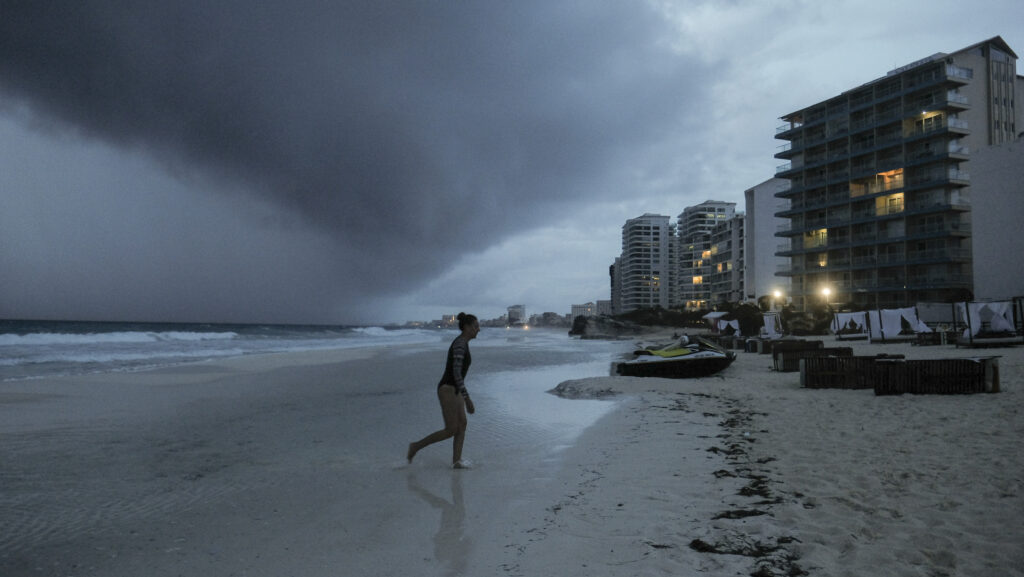 En Cancún, las autoridades prohíben el acceso a las playas por las fuertes tormentas