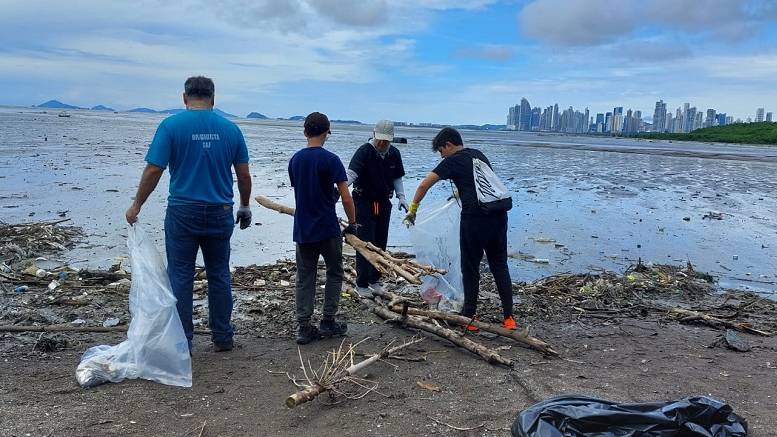 Panamá celebra una masiva jornada de limpieza de playa, recolectando 35 toneladas de desechos