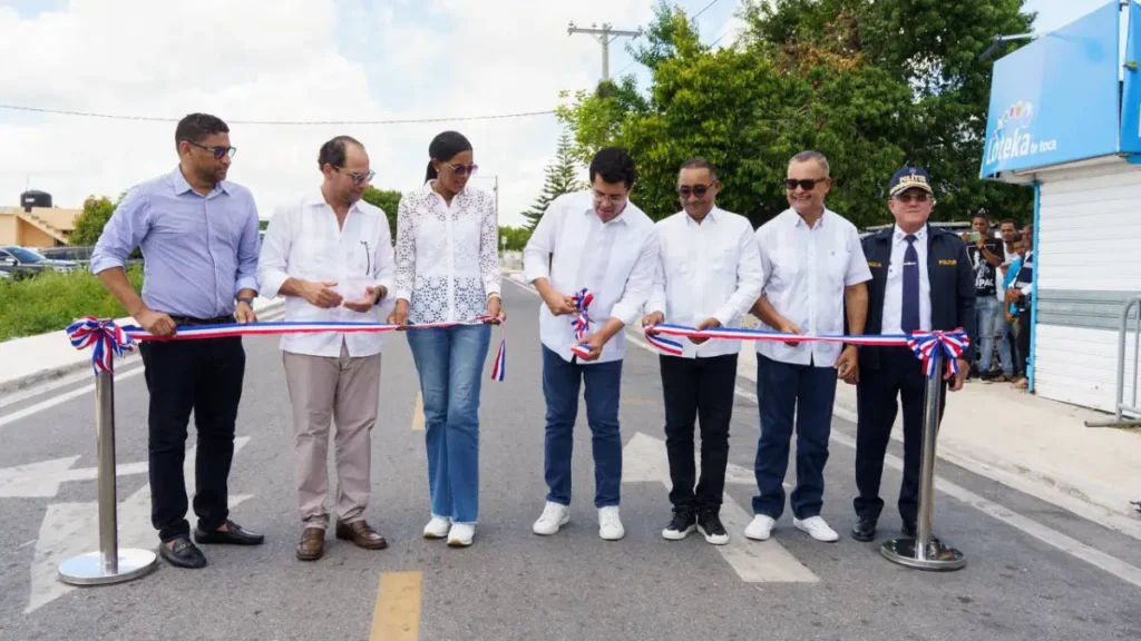 Mitur inaugura la reconstrucción de la vía en la zona turística de Verón