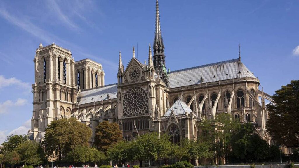 Una autoridad de Francia sugiere que los turistas paguen para ingresar a la catedral de Notre-Dame