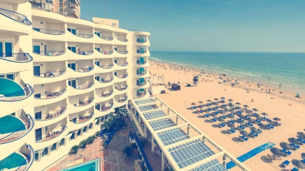 Cádiz y Almuñécar lideran el aumento de precios hoteleros, mientras Marbella se estabiliza