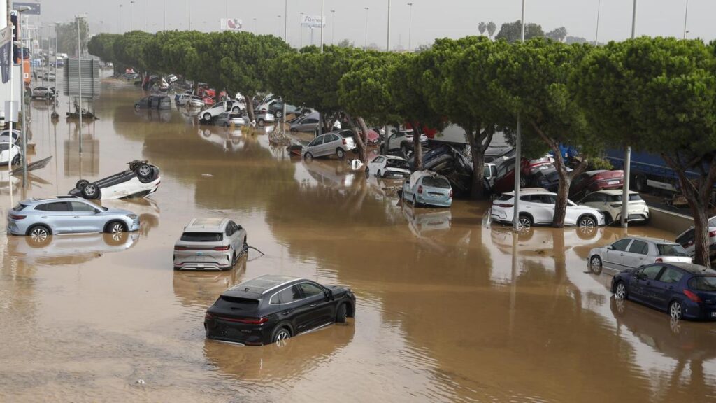 Tragedia meteorológica en España: más de 100 muertos y búsqueda exhaustiva de desaparecidos entre los escombros