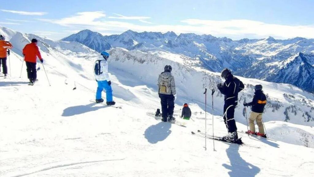 España: a pesar de la falta de nieve, los destinos de esquí tienen un 70% de reservas para Navidad