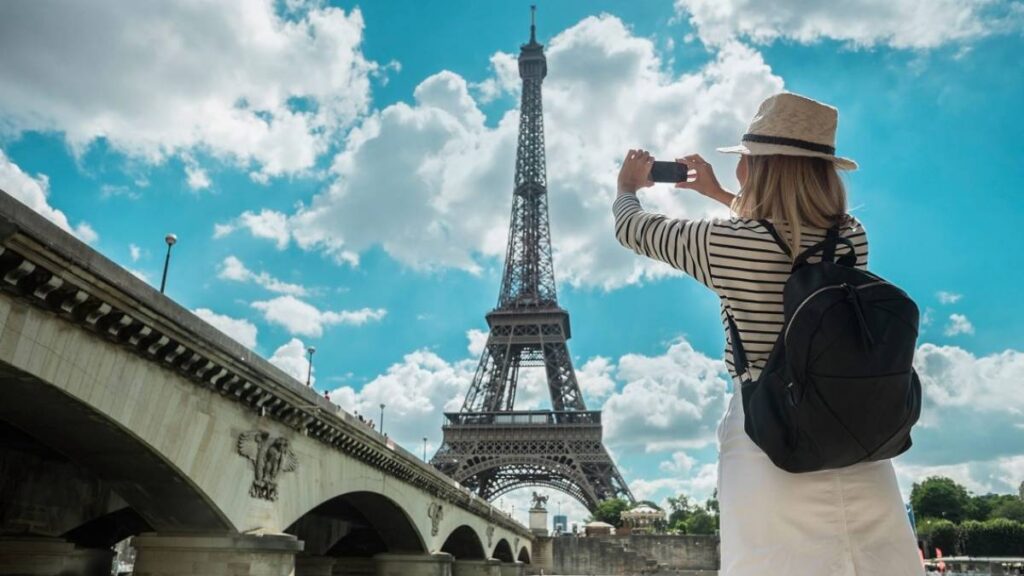 París lidera nuevamente el turismo urbano mundial en 2024