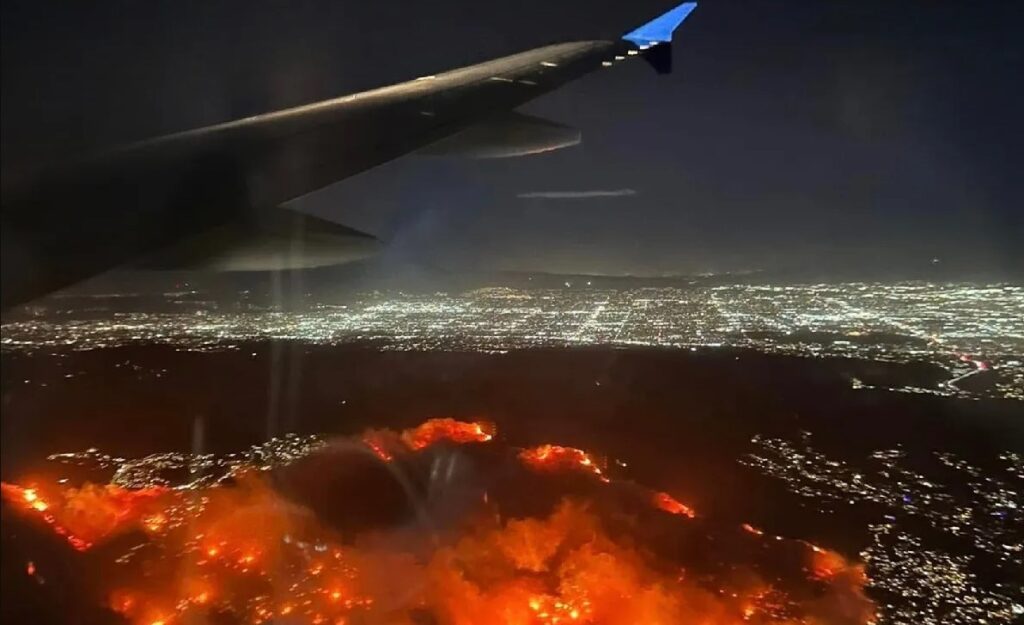 Los Ángeles en llamas: turistas evacúan la ciudad y peligra el cartel de Hollywood