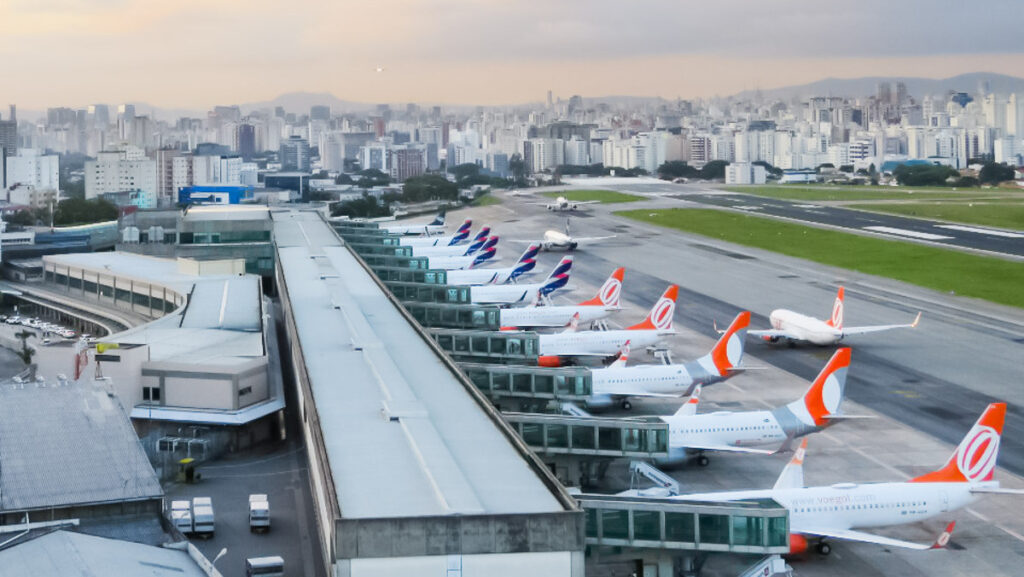 Brasil: pacto de sostenibilidad en puertos y aeropuertos y evaluación del impacto de la fusión Azul-Gol en el turismo