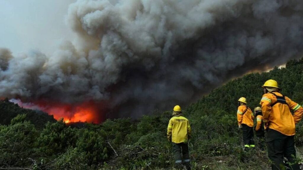 Incendio en el Parque Nacional Nahuel Huapi sigue sin control y afecta más de 3.500 hectáreas