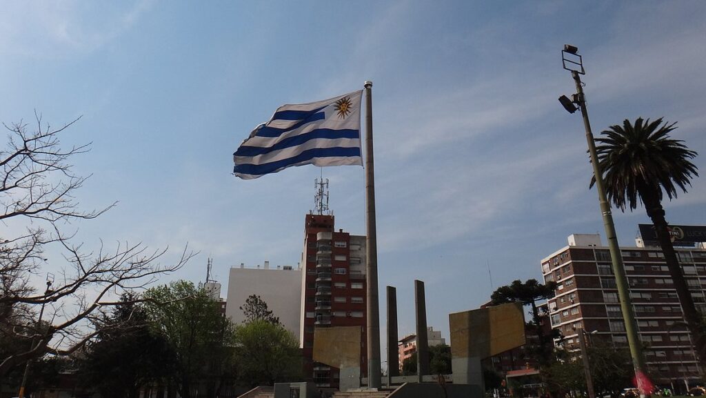 Uruguay: el nuevo gobierno abre la puerta a la venta regulada de cannabis para atraer visitantes internacionales