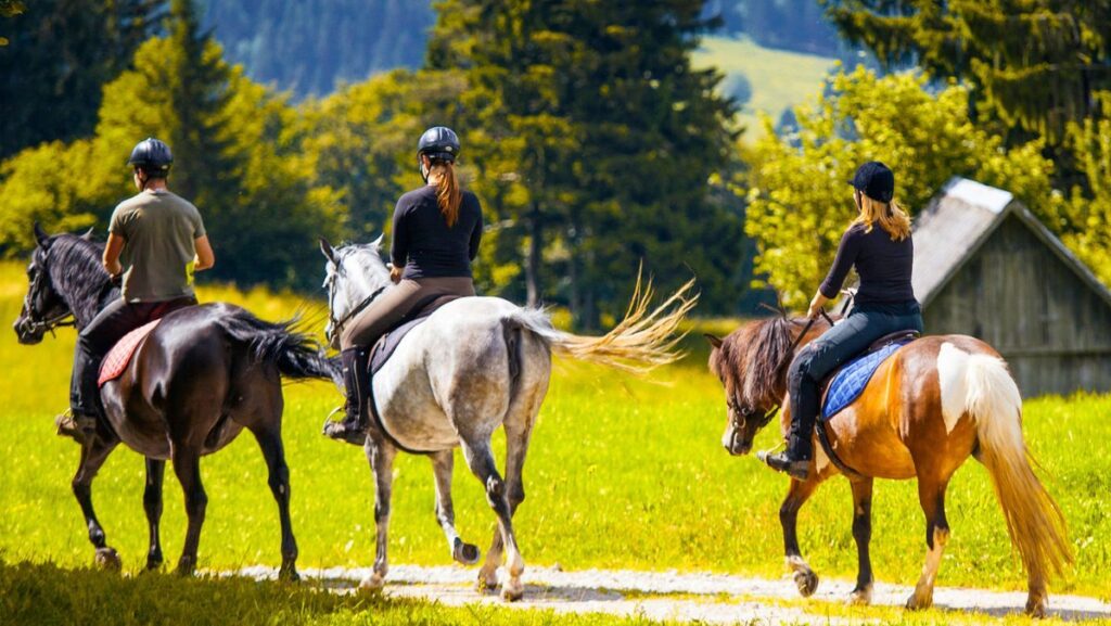 Rutas a caballo, buceo y parapente: el turismo activo se consolida en España