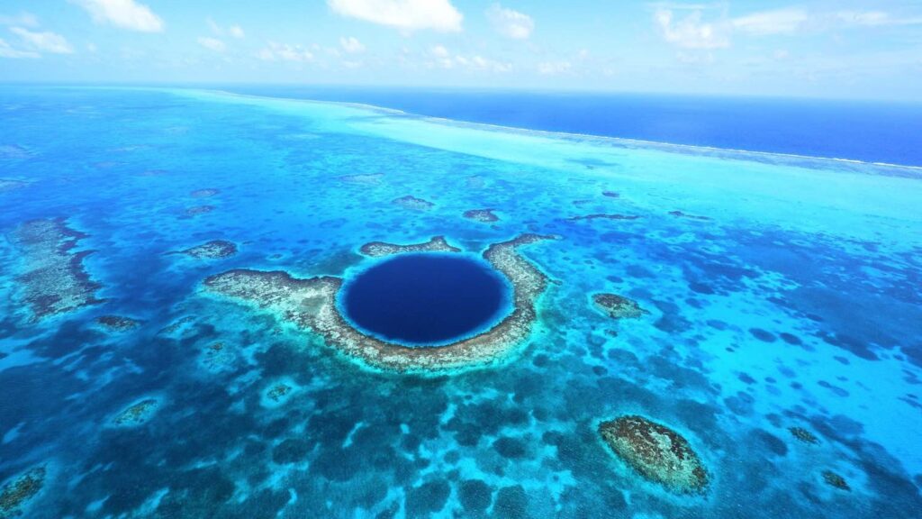 El Gran Agujero Azul de Belice: un sumidero marino único y destino de buceo mundial