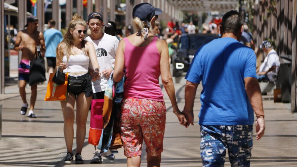 Cataluña sigue negociando el aumento de la tasa turística 