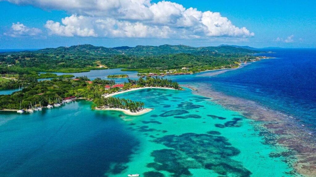 Roatán, el escenario paradisíaco de la octava temporada de “Love Is Blind”