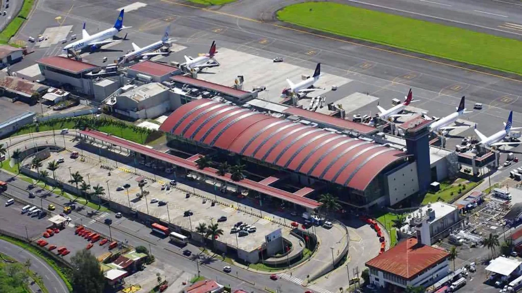 Costa Rica rompe racha negativa y crece un 4,6% en llegadas aéreas en abril