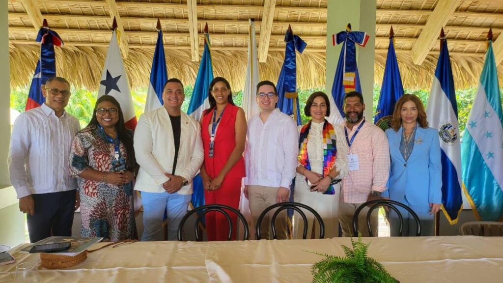 PARLACEN impulsa el liderazgo femenino en turismo municipal en Samaná
