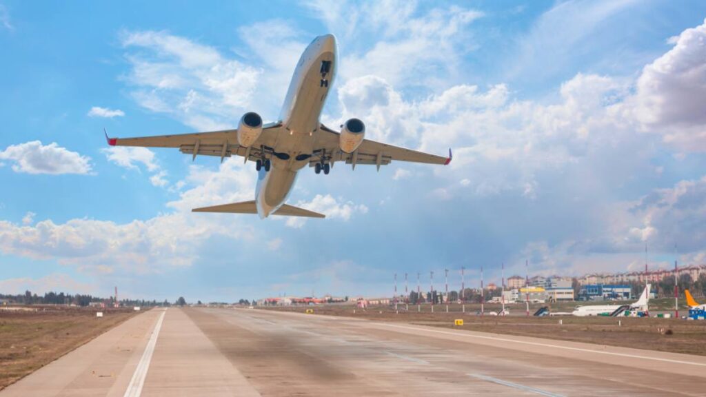 Las aerolíneas ven un futuro prometedor en Latinoamérica, pero reclaman bajar impuestos para crecer