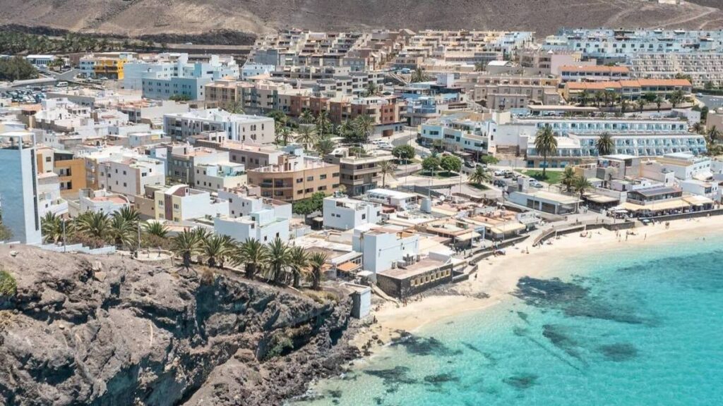 Municipios turísticos de Canarias reclaman una ley que equilibre turismo y vivienda