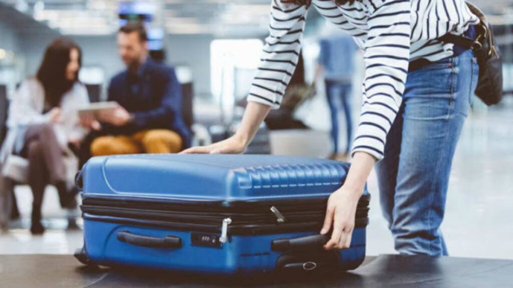 Bruselas respalda a las aerolíneas y abre expediente a España por cobro de equipaje de mano
