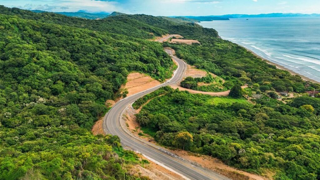Nueva carretera costera fortalece el turismo en el Pacífico de Nicaragua