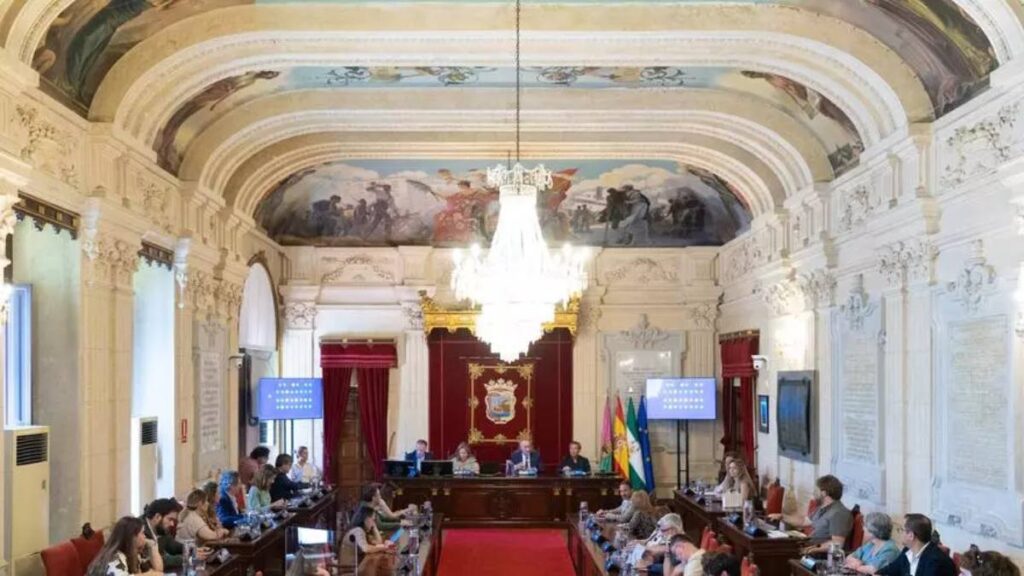 Pleno en Málaga: torre del puerto, tasa turística y sanidad en el centro del debate