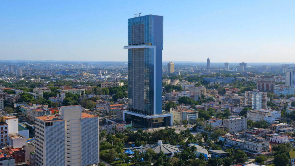 Polémica en Cuba tras la defensa del Mintur del hotel Torre K en La Habana