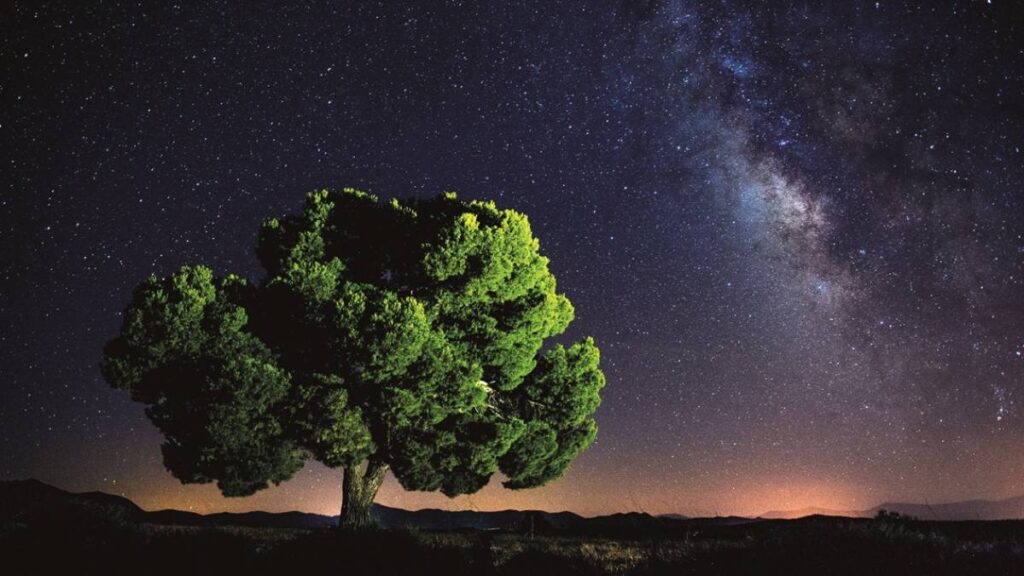 España invita a viajar mirando el cielo: una nueva guía reúne 65 rutas de astroturismo