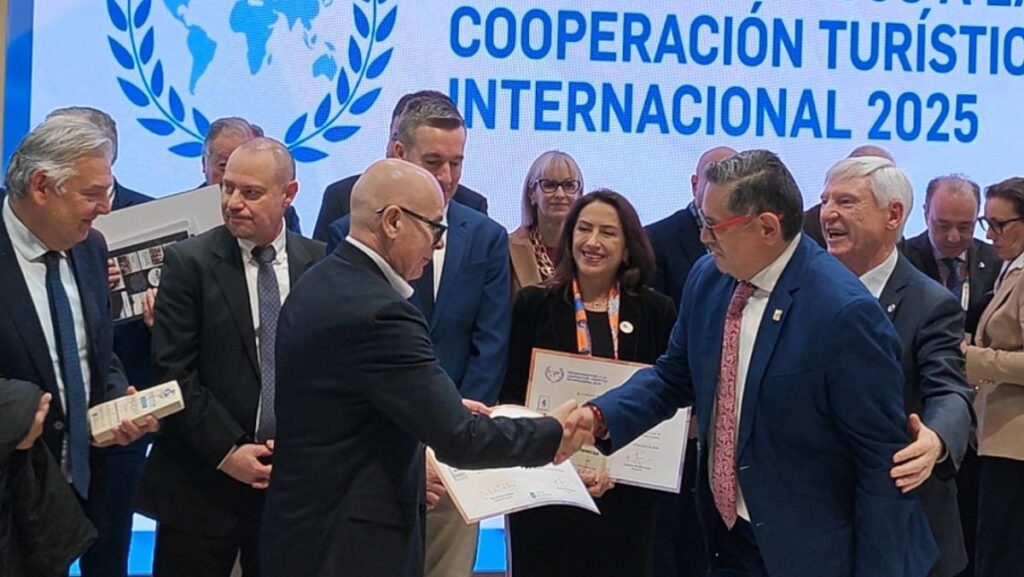 ASICOTUR entregó en FITUR sus reconocimientos a la cooperación turística