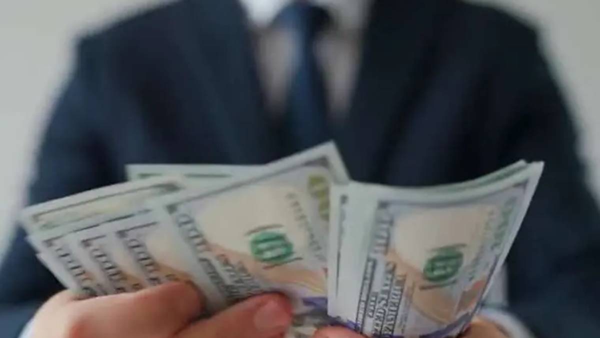 Colón fuerte presiona al dólar y abarata costos para viajeros