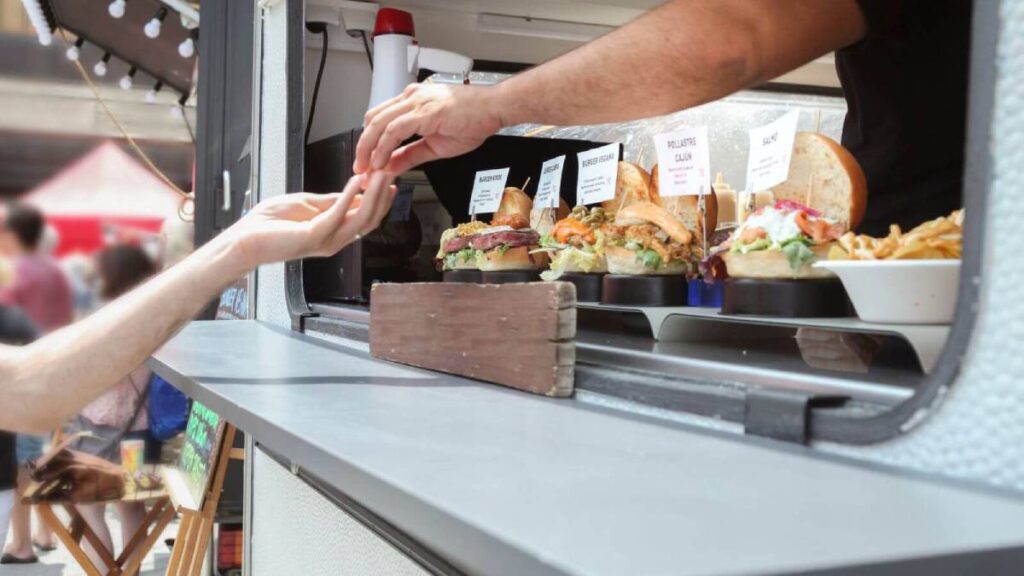 Viajeros jóvenes transforman las ciudades a través del turismo gastronómico local