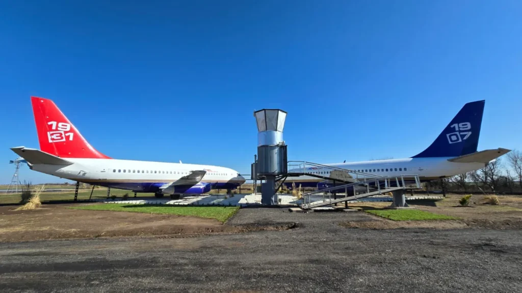 Dormir en un avión: el hotel temático que sorprende en Córdoba y promete una experiencia única